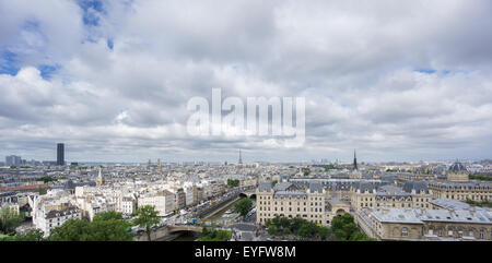 Des toits de Paris avec la tour Eiffel et du fleuve Seine Banque D'Images