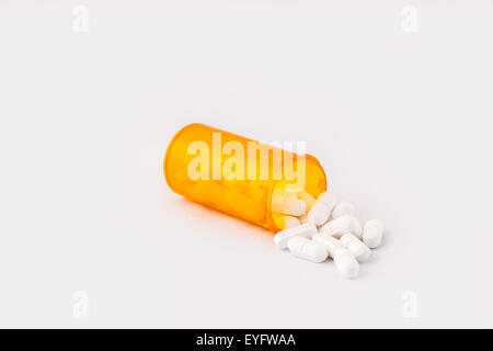 Pills spilling out of bottle Banque D'Images