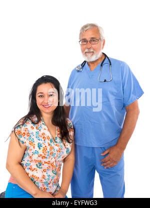 Médecin et patient looking at camera Banque D'Images