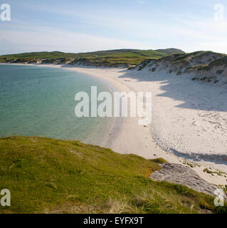 Plage de sable et mer aquamarine à Vatersay Bay, Barra, îles Hébrides, Ecosse, Royaume-Uni Banque D'Images