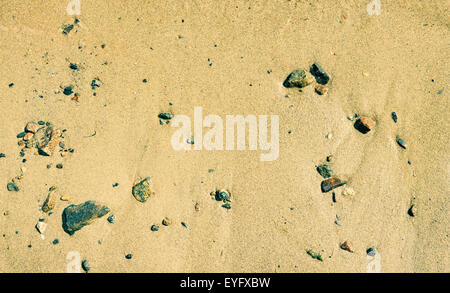 Close-up, plage de sable et de pierres, l'onde calme - image de fond Banque D'Images