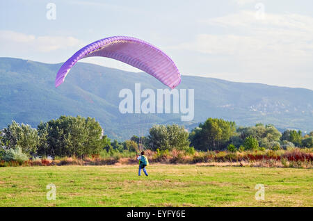 Un parachute jumper formation au terrain de sport contre le vent Banque D'Images