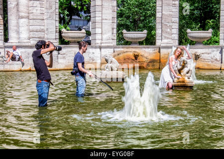 Volkspark Friedrichshain de Berlin, séance photo dans le conte de fées Märchenbrunnen fontaine, modèle et deux photographes Banque D'Images