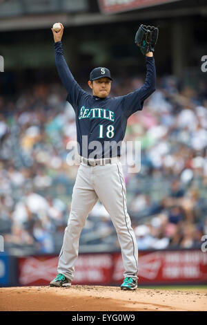 Le Bronx, New York, USA. 18 juillet, 2015. Hisashi Iwakuma (navigateurs), le 18 juillet 2015 - MLB : Hisashi Iwakuma des Seattle Mariners emplacements au cours de la Major League Baseball match contre les Yankees de New York au Yankee Stadium dans le Bronx, New York, United States. © Thomas Anderson/AFLO/Alamy Live News Banque D'Images