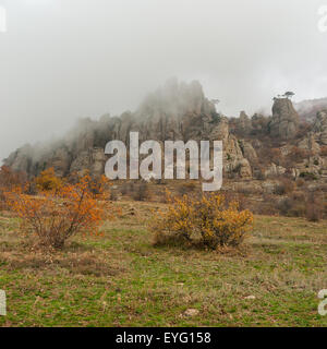 Paysage d'automne dans la vallée des Fantômes lorsque le brouillard diminue à partir de la péninsule de Crimée, la montagne Banque D'Images