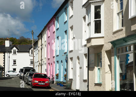 Royaume-uni, Pays de Galles, Gwynedd, Aberdovey, nouvelle rue, terrasse de maisons peintes de couleurs vives Banque D'Images