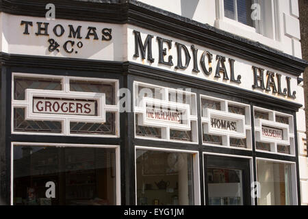 Royaume-uni, Pays de Galles, Gwynedd, Aberdovey, ancienne boutique avant de Thomas, marchands de vin, magasin et pharmacie Banque D'Images