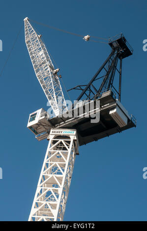 Crane travaillant sur un chantier de construction de grande hauteur Elsternwick, Melbourne, Australie Banque D'Images