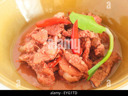 Curry épicé avec du porc, sur fond blanc, Selective focus Banque D'Images