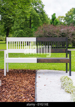 Banc design en noir et blanc dans le parc. Banque D'Images