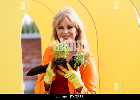 Londres, Royaume-Uni. 29 juillet 2015. Sur la photo : Joanna Lumley travaillant sur une aire de répartition. L'actrice Joanna Lumley et Marks & Spencer chef Marc Bolland lancer de nouveaux M&A quelque chose de bon de l'initiative 'Spark', qui vise à inspirer la nation à donner du temps à leurs collectivités locales. Les deux se tenait sur un toit non utilisés s'apprête à devenir une communauté de jeu. C'est l'un des 24 projets qui seront transformés dans toute la capitale en seulement 24 heures par M&S des employés, des clients et de la communauté locale. Photo : Nick Savage/Alamy Live News Banque D'Images