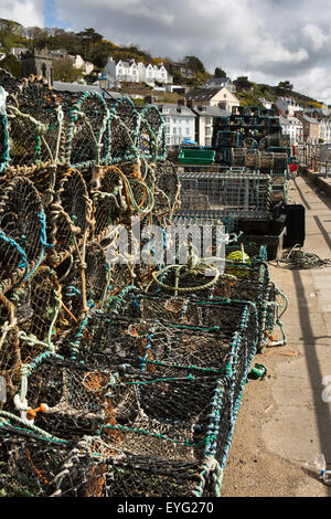 Royaume-uni, Pays de Galles, Gwynedd, Aberdovey, port, des casiers à homard empilés sur quayside Banque D'Images