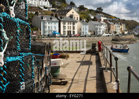 Royaume-uni, Pays de Galles, Gwynedd, Aberdovey, port, des casiers à homard empilés sur quayside Banque D'Images