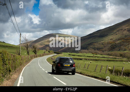 Royaume-uni, Pays de Galles, Gwynedd, Dolgoch, Afon Fathew Valley, la conduite du mauvais côté de la route B4405 Banque D'Images