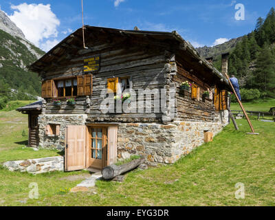 Italie Lombardie Stelvio National Park Alpes Centrales Zebrù Valley La Baita Restaurant 1980m de réparer le toit Banque D'Images