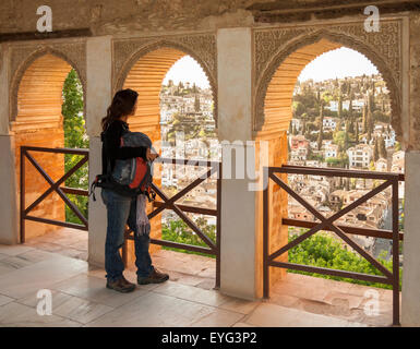 Tourisme dans la Alhambra femelle, Grenade, Andalousie, espagne. Banque D'Images