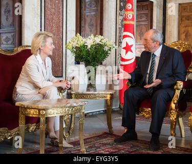 Tunis, Tunisie. 29 juillet, 2015. Les ministres de la défense allemand, Ursula von der Leyen (CDU) est en train de parler avec le président de l'Parlianment Tunsian, Mohamed Ennaceur dans le Parlement tunisien à Tunis, Tunisie, 29 juillet 2015. Le ministre de la Défense est dans la ville d'Afrique du Nord jusqu'à mercredi après-midi et rencontre avec des professionnels de haut niveau. Photo : Bernd VON JUTRCZENKA/dpa/Alamy Live News Banque D'Images