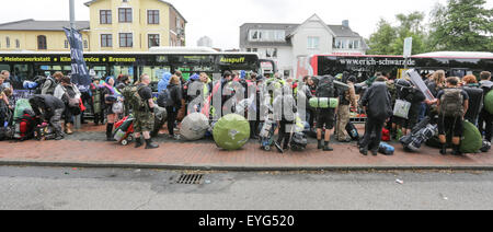 Itzehoe, Allemagne. 29 juillet, 2015. Les participants du festival Wacken Open Air (WOA) d'attente à la gare de train avec leurs bagages pour être transportés à l'AMO lieux du festival à Itzehoe, Allemagne, 29 juillet 2015. Autour de 800 festivaliers arrvied via Stuttgart avec le 'Metal train'. Photo : AXEL HEIMKEN/dpa/Alamy Live News Banque D'Images