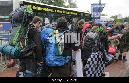 Itzehoe, Allemagne. 29 juillet, 2015. Les participants du festival Wacken Open Air (WOA) d'attente à la gare de train avec leurs bagages pour être transportés à l'AMO lieux du festival à Itzehoe, Allemagne, 29 juillet 2015. Autour de 800 festivaliers arrvied via Stuttgart avec le 'Metal train'. Photo : AXEL HEIMKEN/dpa/Alamy Live News Banque D'Images