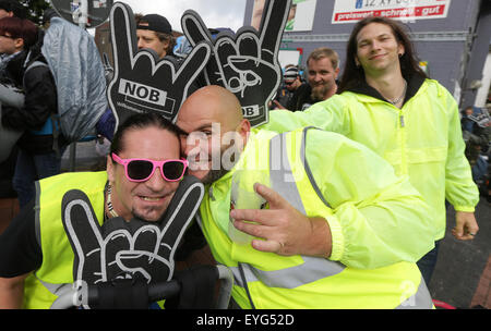 Itzehoe, Allemagne. 29 juillet, 2015. Les participants du festival Wacken Open Air (WOA) d'attente à la gare de train avec leurs bagages pour être transportés à l'AMO lieux du festival à Itzehoe, Allemagne, 29 juillet 2015. Autour de 800 festivaliers arrvied via Stuttgart avec le 'Metal train'. Photo : AXEL HEIMKEN/dpa/Alamy Live News Banque D'Images