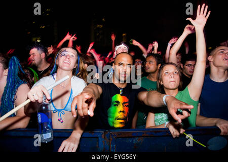 USA, Floride, le centre-ville. ; Miami, danser à l'Ultra Music Festival, excité les jeunes gens portant des vêtements aux couleurs vives Banque D'Images