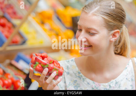 Dame holding punnett de fraises Banque D'Images