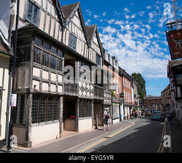 Regardant vers le bas de la rue haut de Much Wenlock, Shropshire, avec Raynalds Mansion, à gauche. Banque D'Images