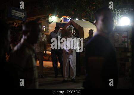 Le Caire. 29 juillet, 2015. Un personnel de sécurité monte la garde à l'extérieur de l'ambassade du Niger à Gizeh est haram district, au sud-ouest de la capitale égyptienne, Le Caire, le 29 juillet 2015. Au moins un agent de sécurité a été tué et deux autres ont été blessés au cours des premières heures mercredi dans une attaque contre l'Ambassade du Niger ici, l'agence de presse officielle MENA signalés. Source : Xinhua/Alamy Live News Banque D'Images