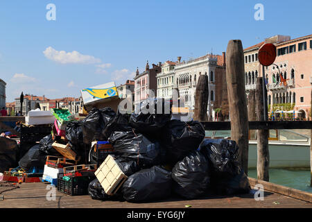 Collecte des déchets au Rialto marché de fruit. Banque D'Images