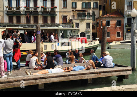 Les touristes d'été à Venise Banque D'Images