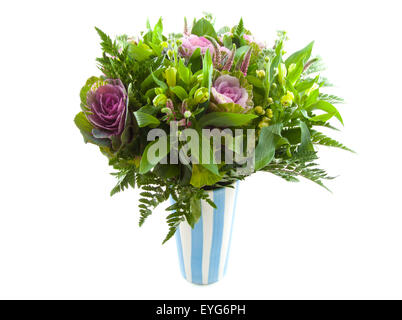 Bouquet avec différentes sortes de fleurs dans vase blanc bleu sur fond blanc Banque D'Images