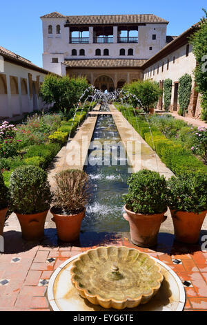 Fontaine et canal d'eau dans le Patio de la Acequia et du Nord Pavillon de palais du Generalife à Grenade, Andalousie, Espagne Banque D'Images