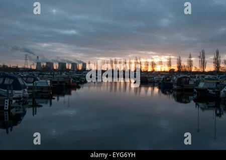 Lever du soleil à Sawley Marina, Long Eaton dans le Nottinghamshire England UK Banque D'Images