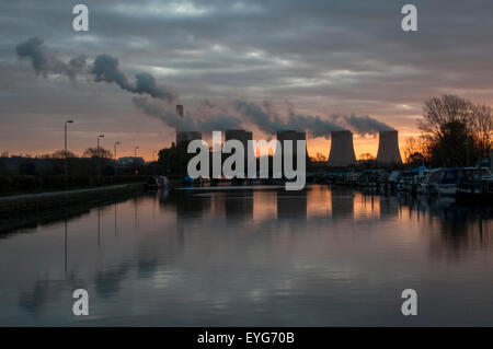 Lever du soleil à Sawley Marina, Long Eaton dans le Nottinghamshire England UK Banque D'Images