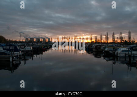 Lever du soleil à Sawley Marina, Long Eaton dans le Nottinghamshire England UK Banque D'Images