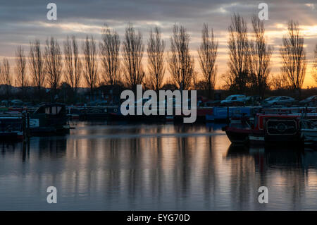 Lever du soleil à Sawley Marina, Long Eaton dans le Nottinghamshire England UK Banque D'Images