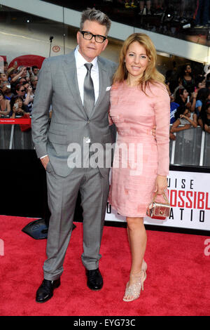 Christopher McQuarrie et épouse Heather McQuarrie participant à la "Mission Impossible : État voyou' première mondiale à New York Duffy Square à Times Square le 27 juillet 2015 à New York City/photo alliance Banque D'Images