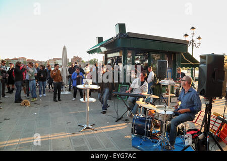 Café kiosque Bar 'El Chioschetto' à bord de Zattere, musique live à Venise Banque D'Images