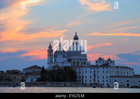 Le coucher du soleil. Venise Italie. Basilica di Santa Maria della Salute Banque D'Images