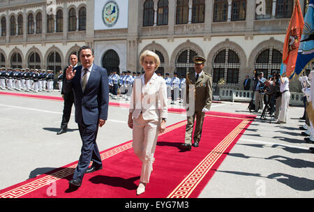 Tunis, Tunisie. 29 juillet, 2015. Les ministres de la défense allemand, Ursula von der Leyen (CDU) est accueilli au ministère de la Défense par le ministre de la Défense Tunisien Farhat Horchani (l) avec un salut militaire à Tunis, Tunisie, 29 juillet 2015. Le ministre de la Défense est dans la ville d'Afrique du Nord jusqu'à mercredi après-midi et rencontre avec des professionnels de haut niveau. Dpa : Crédit photo alliance/Alamy Live News Banque D'Images