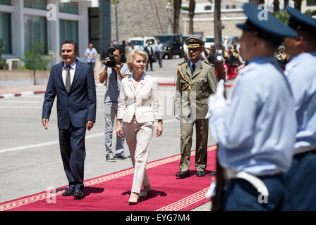 Tunis, Tunisie. 29 juillet, 2015. Les ministres de la défense allemand, Ursula von der Leyen (CDU) est accueilli au ministère de la Défense par le ministre de la Défense Tunisien Farhat Horchani (l) avec un salut militaire à Tunis, Tunisie, 29 juillet 2015. Le ministre de la Défense est dans la ville d'Afrique du Nord jusqu'à mercredi après-midi et rencontre avec des professionnels de haut niveau. Dpa : Crédit photo alliance/Alamy Live News Banque D'Images