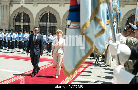 Tunis, Tunisie. 29 juillet, 2015. Les ministres de la défense allemand, Ursula von der Leyen (CDU) est accueilli au ministère de la Défense par le ministre de la Défense Tunisien Farhat Horchani (l) avec un salut militaire à Tunis, Tunisie, 29 juillet 2015. Le ministre de la Défense est dans la ville d'Afrique du Nord jusqu'à mercredi après-midi et rencontre avec des professionnels de haut niveau. Dpa : Crédit photo alliance/Alamy Live News Banque D'Images