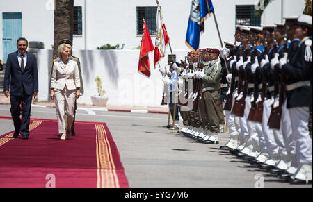 Tunis, Tunisie. 29 juillet, 2015. Les ministres de la défense allemand, Ursula von der Leyen (CDU) est accueilli au ministère de la Défense par le ministre de la Défense Tunisien Farhat Horchani (l) avec un salut militaire à Tunis, Tunisie, 29 juillet 2015. Le ministre de la Défense est dans la ville d'Afrique du Nord jusqu'à mercredi après-midi et rencontre avec des professionnels de haut niveau. Dpa : Crédit photo alliance/Alamy Live News Banque D'Images