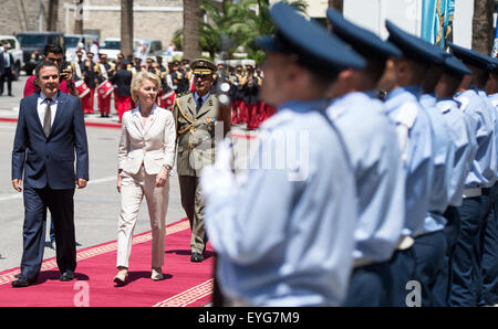 Tunis, Tunisie. 29 juillet, 2015. Les ministres de la défense allemand, Ursula von der Leyen (CDU) est accueilli au ministère de la Défense par le ministre de la Défense Tunisien Farhat Horchani (l) avec un salut militaire à Tunis, Tunisie, 29 juillet 2015. Le ministre de la Défense est dans la ville d'Afrique du Nord jusqu'à mercredi après-midi et rencontre avec des professionnels de haut niveau. Dpa : Crédit photo alliance/Alamy Live News Banque D'Images