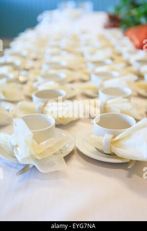 Tasses de café blanc pour le service d'attente Banque D'Images