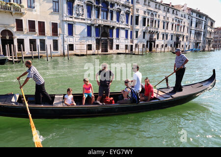 Venise, Italie. Traghetto gondola (ferry) traversant le Grand Canal. Banque D'Images