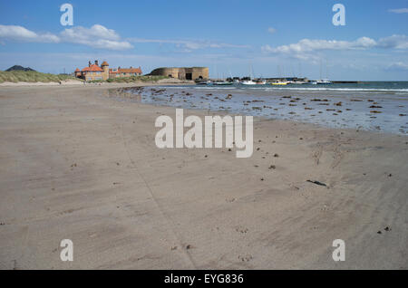 La plage et le port de Beadnell Northumberland Royaume-Uni Banque D'Images