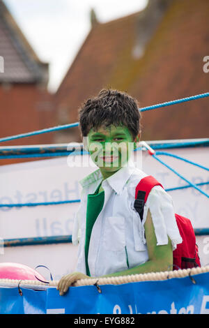 Carnaval de Swanage Procession en juillet avec le thème de super-héros - l'Incroyable Hulk Banque D'Images