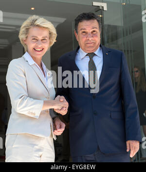 Tunis, Tunisie. 29 juillet, 2015. Les ministres de la défense allemand, Ursula von der Leyen (CDU) est accueilli au ministère de la Défense par le ministre de la Défense Tunisien Farhat Horchani (r) à Tunis, Tunisie, 29 juillet 2015. Le ministre de la Défense est dans la ville d'Afrique du Nord jusqu'à mercredi après-midi et rencontre avec des professionnels de haut niveau. Dpa : Crédit photo alliance/Alamy Live News Banque D'Images