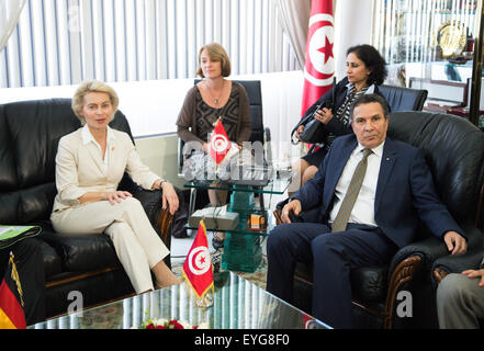 Tunis, Tunisie. 29 juillet, 2015. Les ministres de la défense allemand, Ursula von der Leyen (CDU) est accueilli au ministère de la Défense par le ministre de la Défense Tunisien Farhat Horchani (r) à Tunis, Tunisie, 29 juillet 2015. Le ministre de la Défense est dans la ville d'Afrique du Nord jusqu'à mercredi après-midi et rencontre avec des professionnels de haut niveau. Dpa : Crédit photo alliance/Alamy Live News Banque D'Images